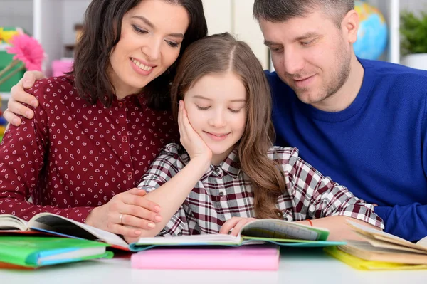 Eltern und Tochter blicken auf Globus — Stockfoto