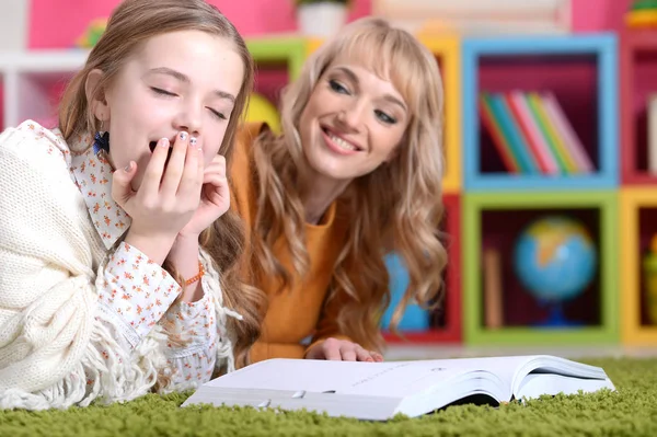 Mutter Mit Tochter Liest Buch Während Sie Auf Dem Boden — Stockfoto