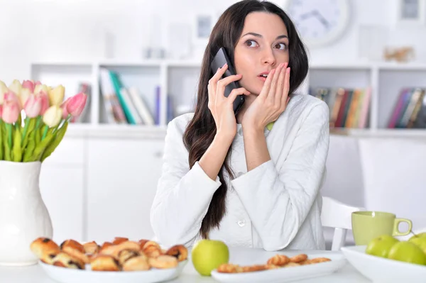 Meisje met mobiele telefoon — Stockfoto