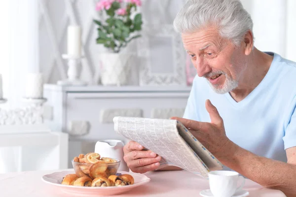 Senior Man Lezen Van Krant Duting Ontbijt — Stockfoto