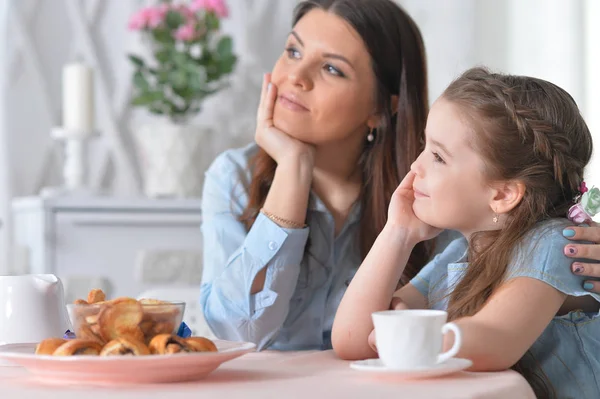 Niña con la madre pintando huevos — Foto de Stock