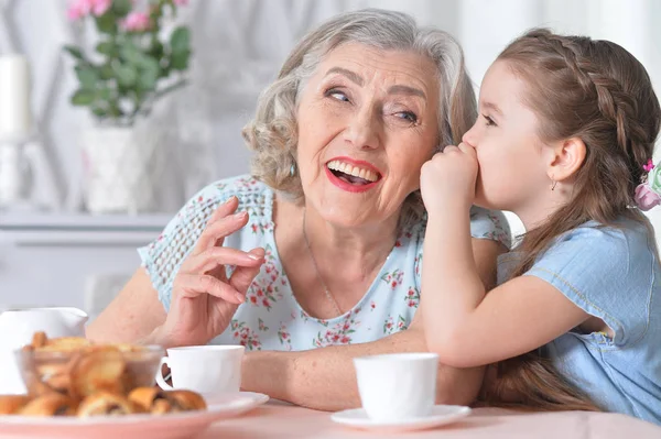老女人与一个年轻的姑娘 喝下午茶 — 图库照片