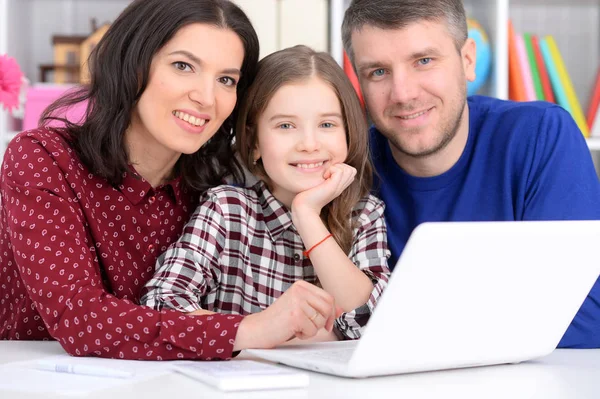 Föräldrar Och Dotter Använder Laptop Rummet — Stockfoto