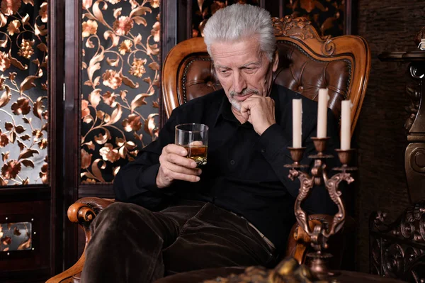 Pensativo Hombre Mayor Bebiendo Whisky Casa —  Fotos de Stock