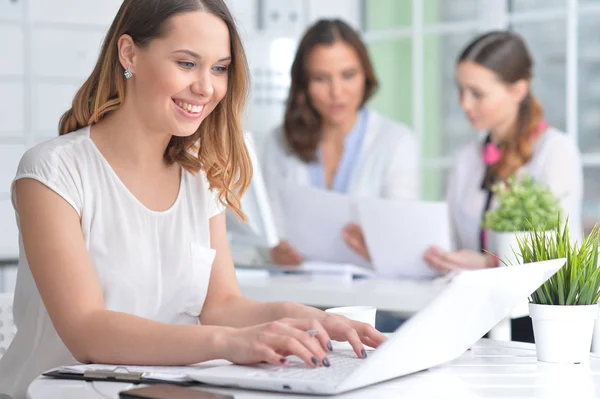 Mujeres Jóvenes Que Trabajan Una Oficina Moderna —  Fotos de Stock