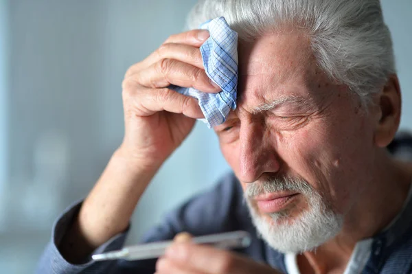 Retrato Anciano Enfermo Con Termómetro — Foto de Stock