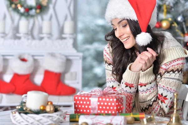 Retrato Mujer Sonriente Con Regalo Navidad — Foto de Stock