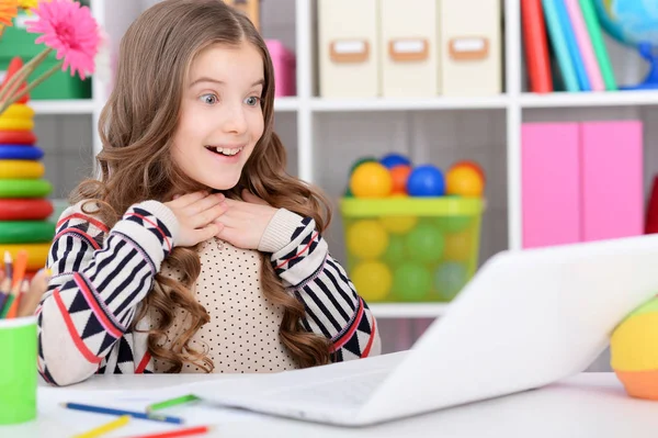 Маленькая Девочка Использует Современный Ноутбук Своей Комнате — стоковое фото