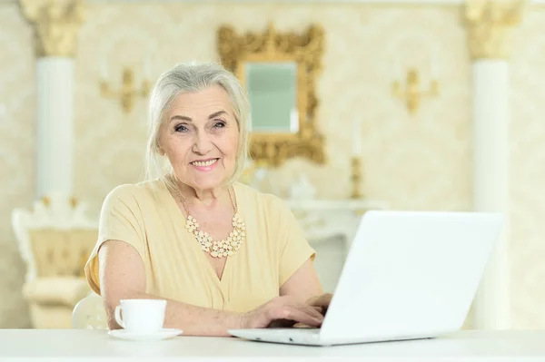 Senior Woman Sitting Table Laptop — Stock Photo, Image