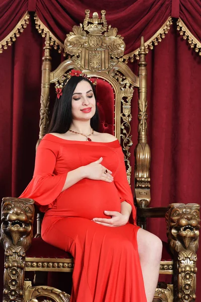 美丽的年轻怀孕的女王摆姿势 — 图库照片