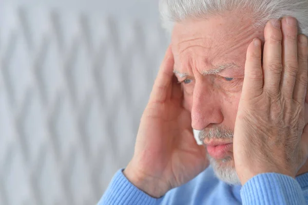 Retrato Hombre Mayor Triste Con Dolor Cabeza — Foto de Stock