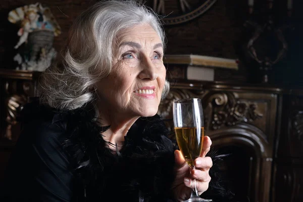 Porträtt Senior Leende Kvinna Med Champagne — Stockfoto