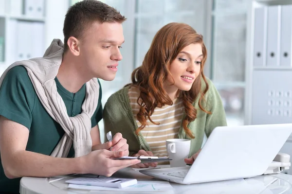 Jongeren Kantoor Werken Met Moderne Apparaten — Stockfoto