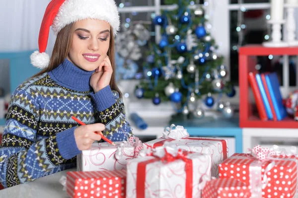 Chica con regalos cerca del árbol de Navidad —  Fotos de Stock