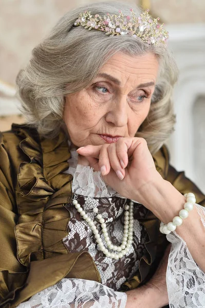 Vacker Äldre Kvinna Queen Inomhus — Stockfoto
