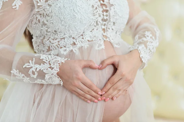 Giovane Donna Incinta Che Segno Cuore — Foto Stock