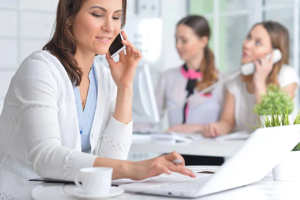 Mujeres Jóvenes Que Trabajan Una Oficina Moderna — Foto de Stock