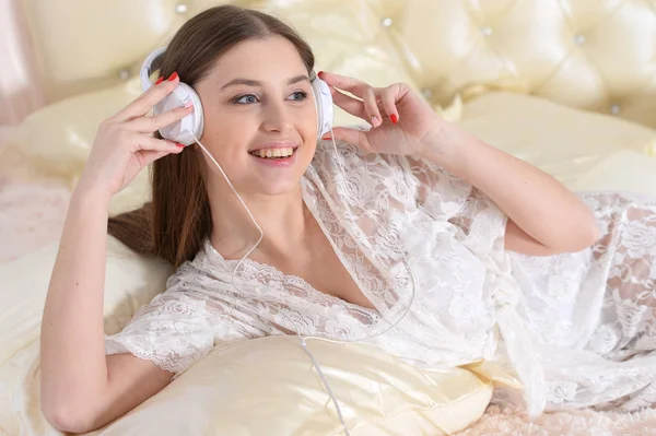 自宅で音楽を聴く若い美しい女性 — ストック写真