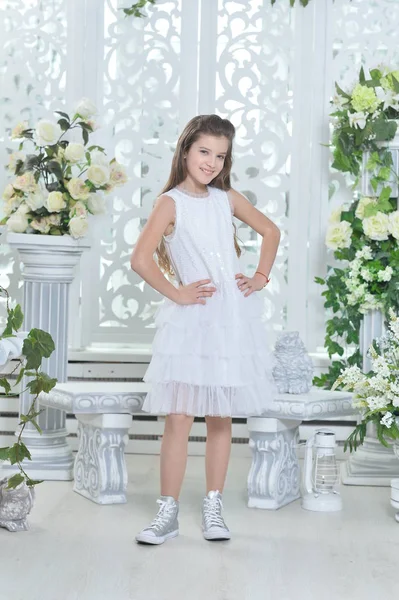 Niña Feliz Vestido Blanco Posando Habitación Decorada Con Flores —  Fotos de Stock