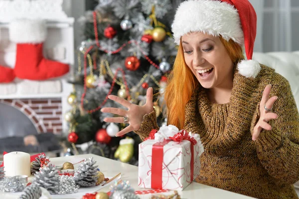 Chica preparándose para la Navidad —  Fotos de Stock