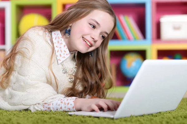 Emotionele Schattig Meisje Met Laptop Terwijl Liggend Groene Vloer Thuis — Stockfoto