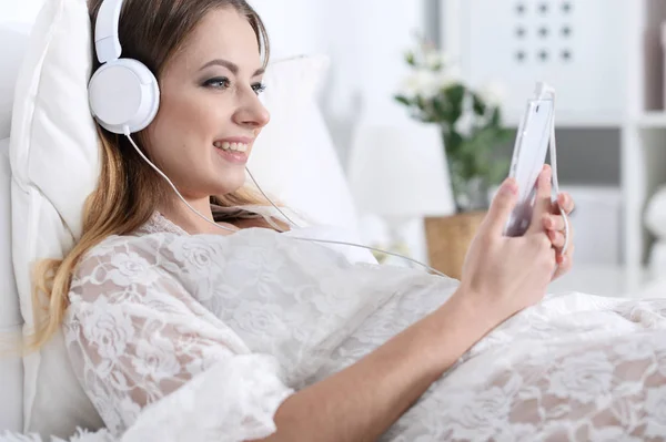 Mulher Bonita Ouvindo Música Com Smartphone — Fotografia de Stock