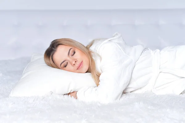 Piękna Blondynka Śpiące Łóżku — Zdjęcie stockowe