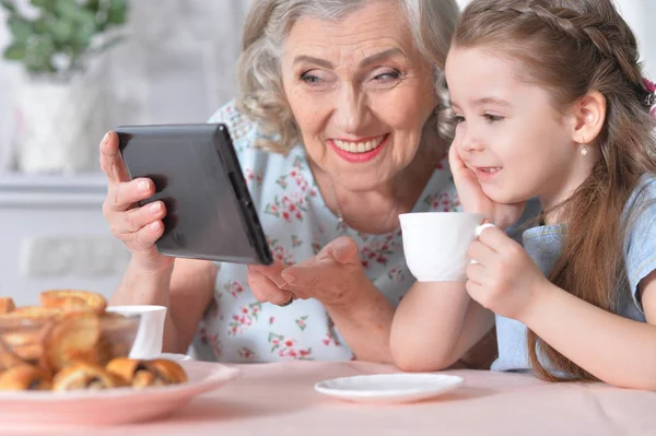 Petite Fille Mignonne Avec Grand Mère Regardant Tablette — Photo