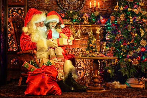 Dziewczynka Santa Claus Pokojach Utrzymane Boże Narodzenie — Zdjęcie stockowe