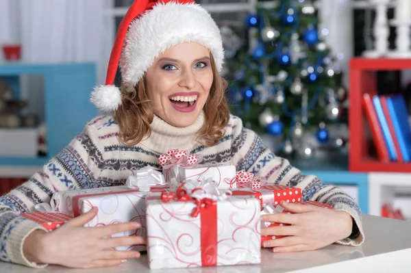 Fille avec des cadeaux près du sapin de Noël — Photo