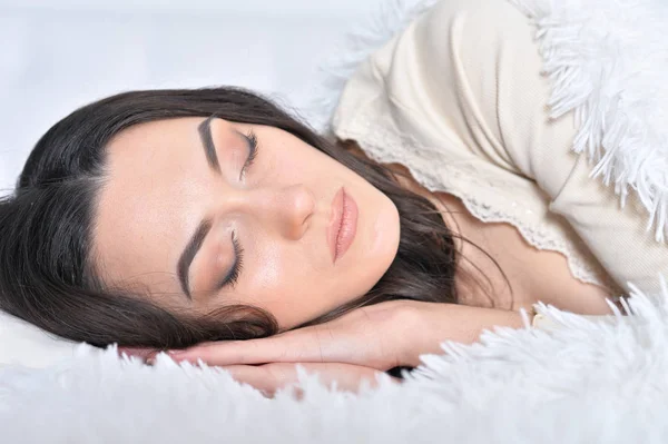 Bella Giovane Donna Sdraiata Sul Letto Morbido — Foto Stock