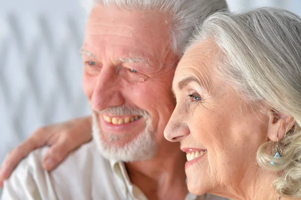 Porträtt Happy Senior Par Poserar Hemma — Stockfoto