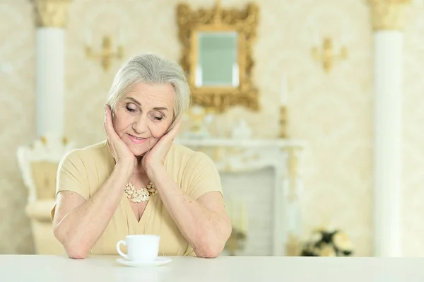 Porträt Einer Schönen Seniorin Die Mit Weißer Tasse Tisch Sitzt — Stockfoto