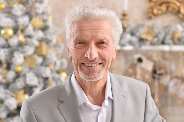 Portrét Senior Obchodník Pózuje Pozadí Rozmazané Vánoční Stromeček — Stock fotografie