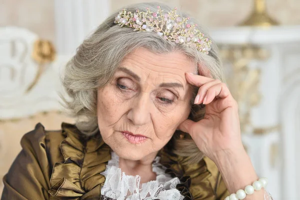 Vacker Äldre Kvinna Queen Inomhus — Stockfoto