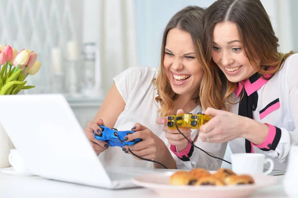 Jonge vrouwen spelen van computerspel — Stockfoto