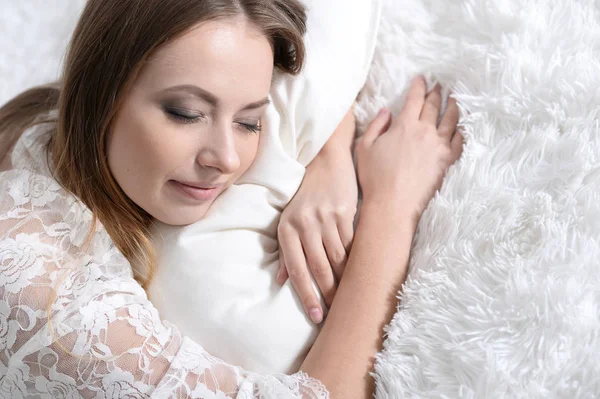 Mooie Jonge Vrouw Liggend Zacht Bed — Stockfoto