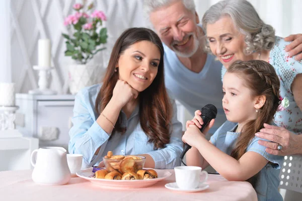 Kız anne resim yumurta ile — Stok fotoğraf