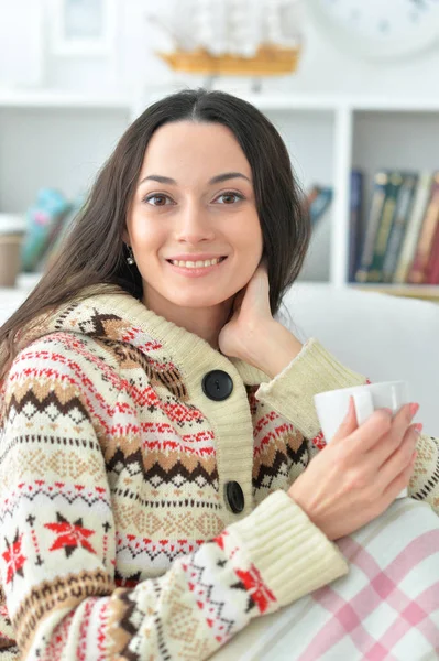 Mujer con una taza de té — Foto de Stock