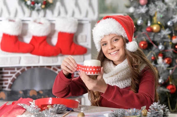 Chica preparándose para la Navidad — Foto de Stock