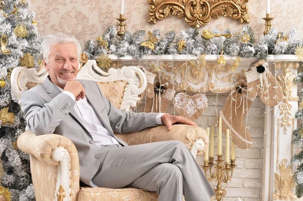 Portret Pewnie Starszy Biznesmen Siedząc Fotelu Pokoju Urządzone Boże Narodzenie — Zdjęcie stockowe