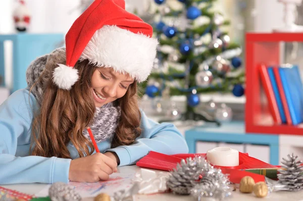 Chica preparándose para la Navidad — Foto de Stock