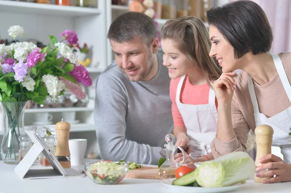 Ung Familj Matlagning Tillsammans Kök — Stockfoto