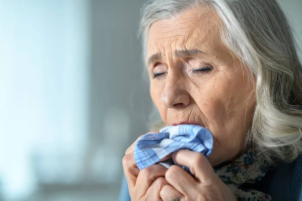 Närbild Porträtt Sjuka Äldre Kvinna Med Näsduk — Stockfoto