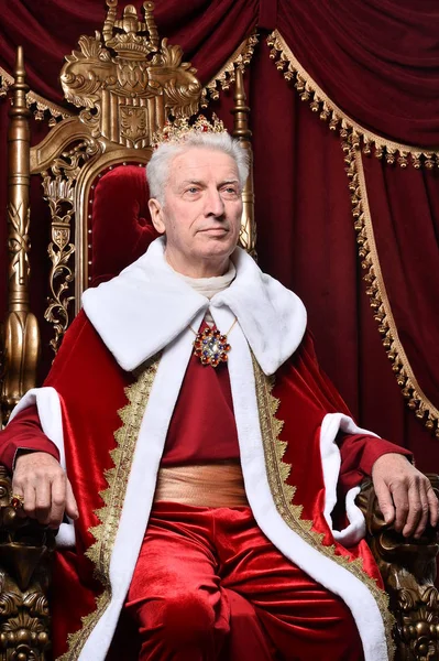 Homme Âgé Confiant Manteau Rouge Assis Dans Une Chaise Vintage — Photo