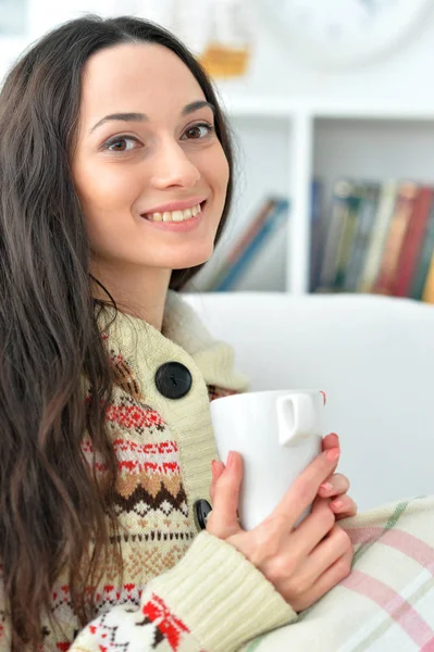 Kvinna med en kopp te — Stockfoto