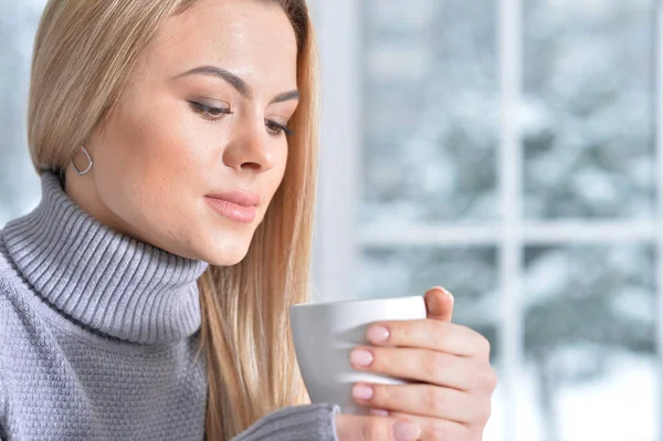 Retrato Mujer Hermosa Sosteniendo Taza — Foto de Stock