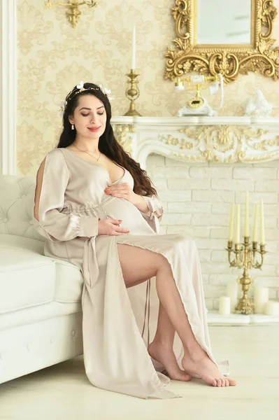 Krásná Těhotná Žena Pózuje Doma — Stock fotografie
