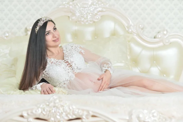 Schöne Junge Schwangere Frau Posiert Auf Dem Bett — Stockfoto