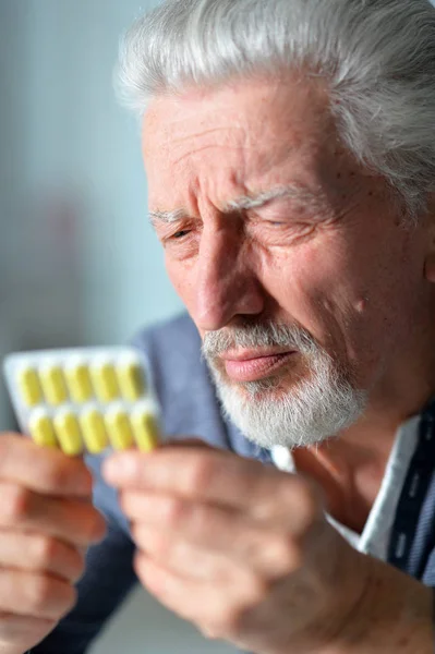 Anciano Enfermo Con Pastillas Las Manos —  Fotos de Stock